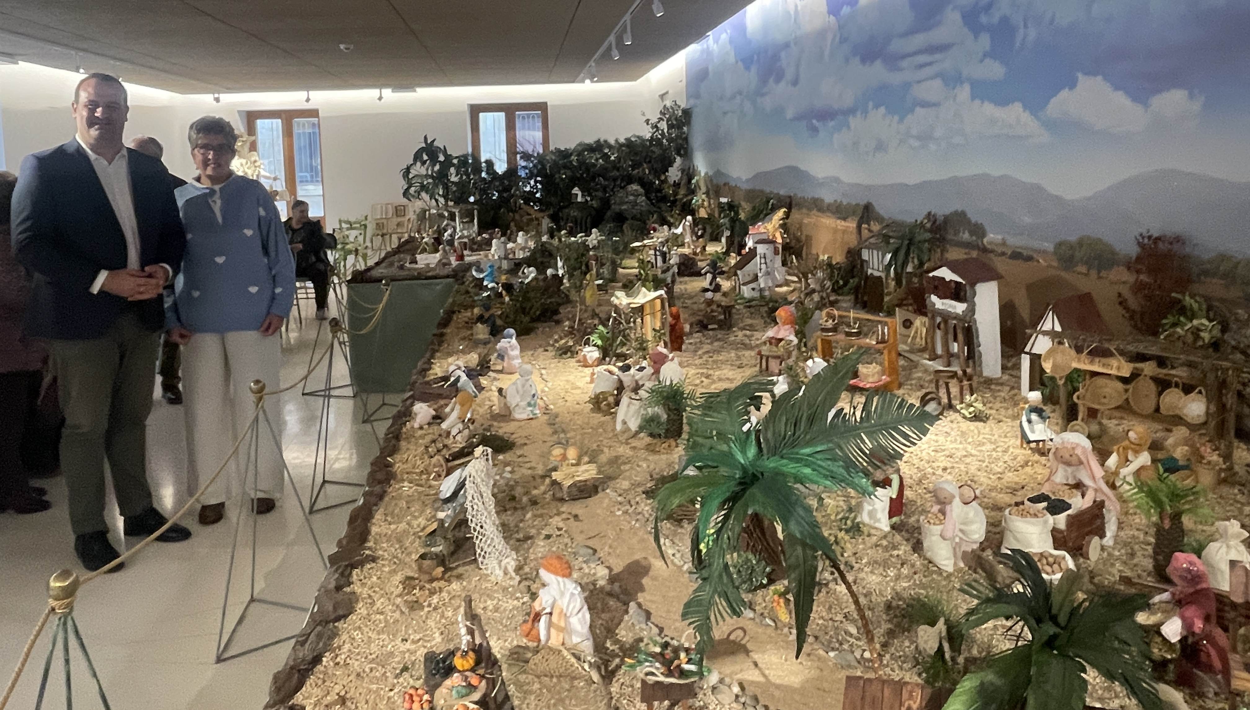 El diputado de Cultura, David Mingo, y Pilar Duque junto al belén.