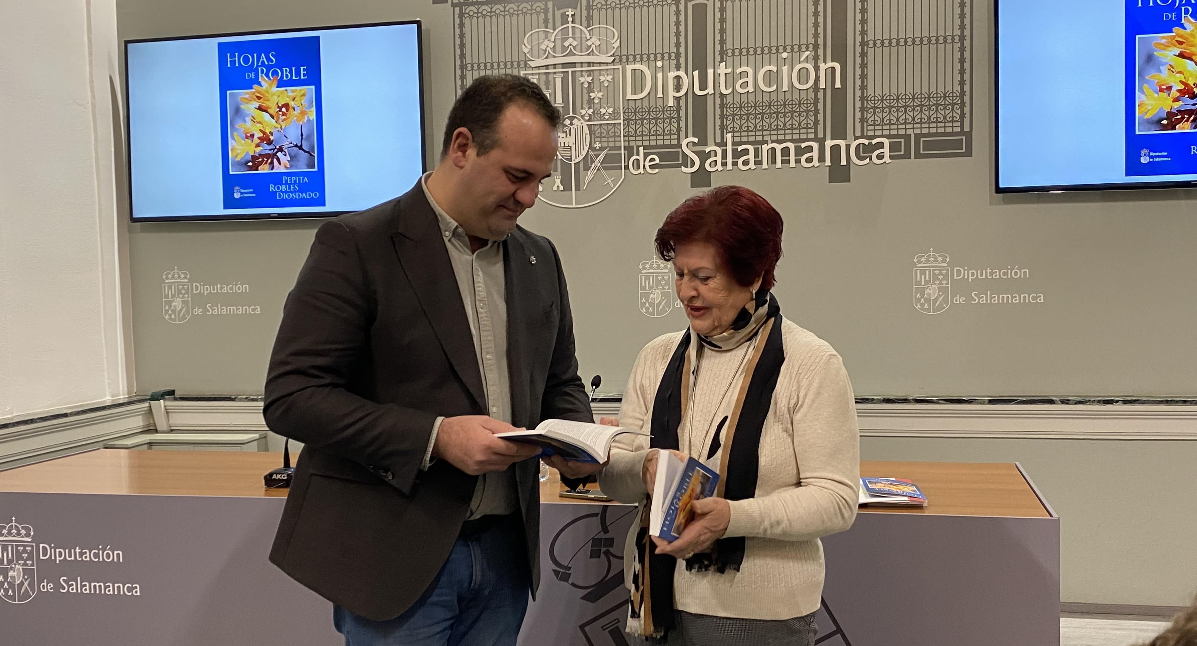 El diputado de Cultura, David Mingo, y la autora del libro, Pepita Robles.