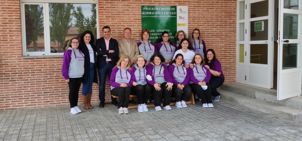 Autoridades y alumnas participantes en la AFE de Calzada de Valdunciel