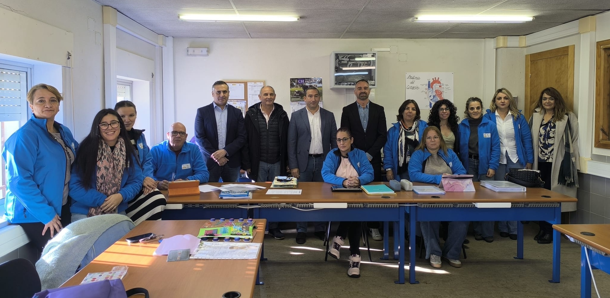 Autoridades y alumnos participantes en el AFE de Linares de Riofrío.