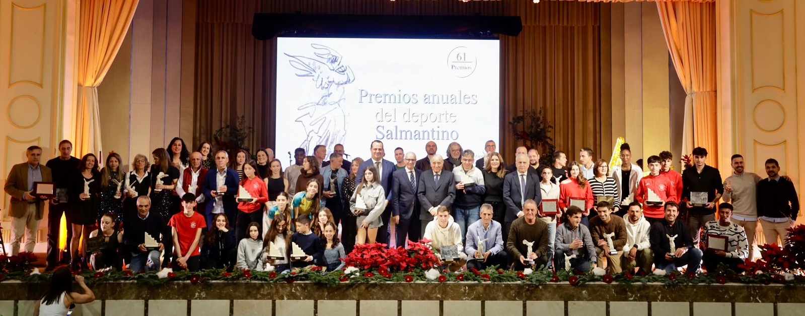 Foto de familia de autoridades y premiados de los 61 Premios Anuales del Deporte Salmantino.