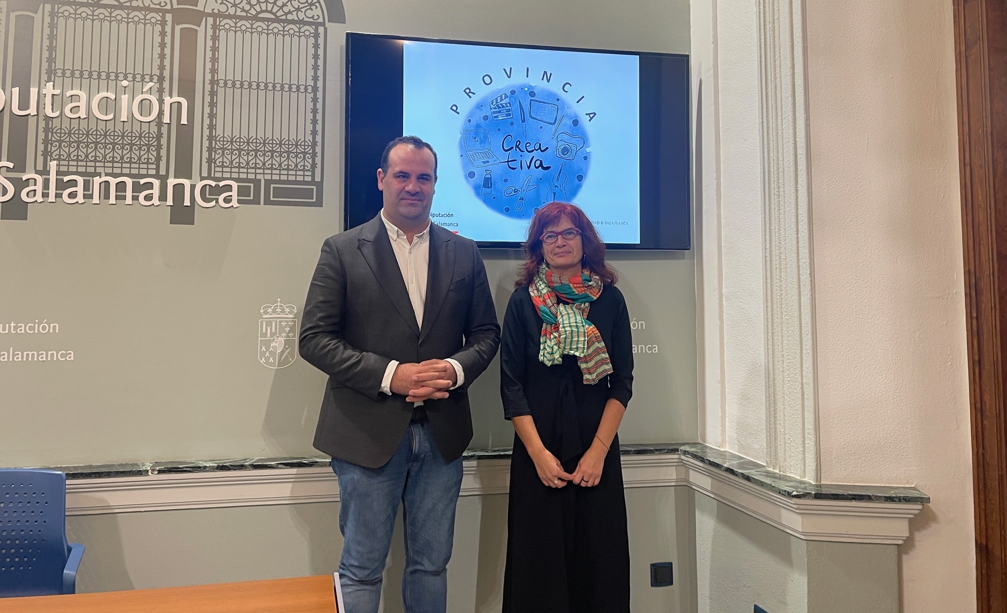 El diputado de Cultura, David Mingo, y la vicerrectora de Estudiantes de la Universidad de Salamanca, Marta Gutiérrez.