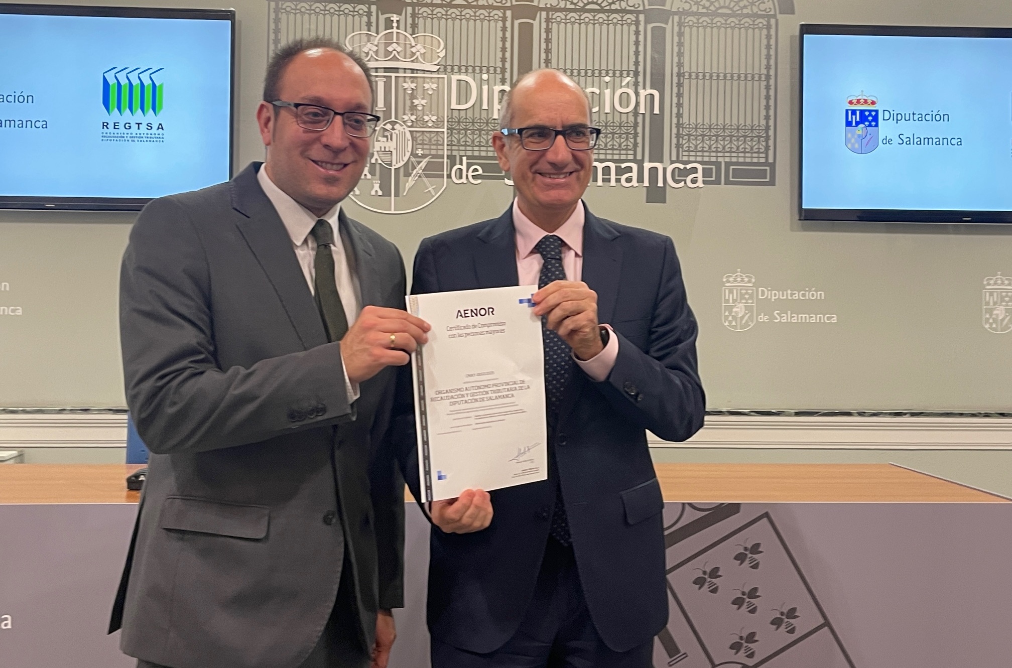 El presidente de la Diputación de Salamanca y del Organismo Autónomo Regtsa, Javier Iglesias, y el diputado de economía y vicepresidente de Regtsa, Marcos Iglesias, con el certificado recibido de AENOR. El presidente de la Diputación de Salamanca y del Organismo Autónomo Regtsa, Javier Iglesias, y el diputado de economía y vicepresidente de Regtsa, Marcos Iglesias, con el certificado recibido de AENOR.