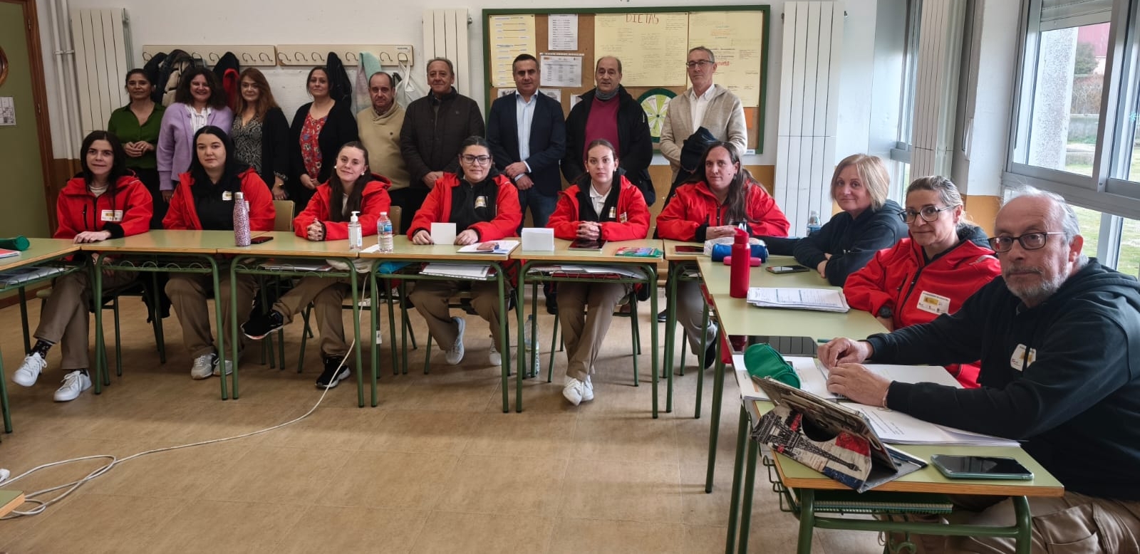 Foto de familia de autoridades, profesores y alumnos participantes.