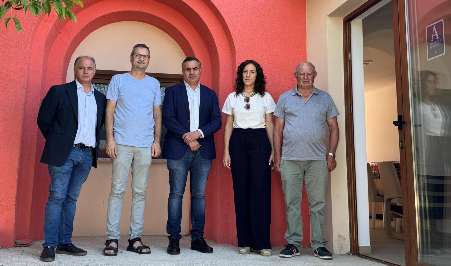 Autoridades en el albergue de Navarredonda de la Rinconada