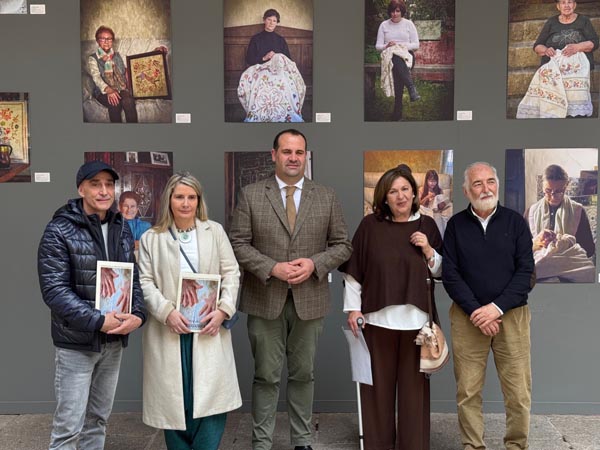 El Área de Cultura de la Diputación de Salamanca abre una exposición que rescata el legado del bordado popular serrano