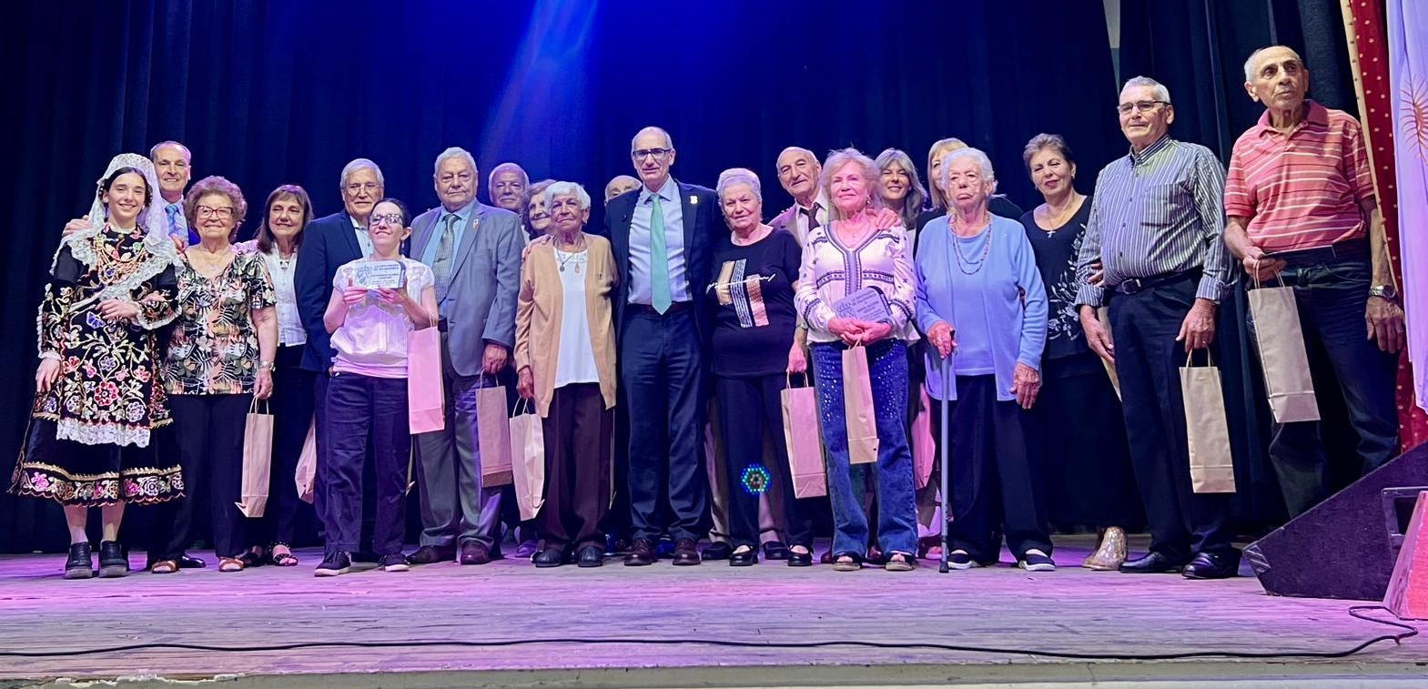 Foto de familia de autoridades y homenajeados.