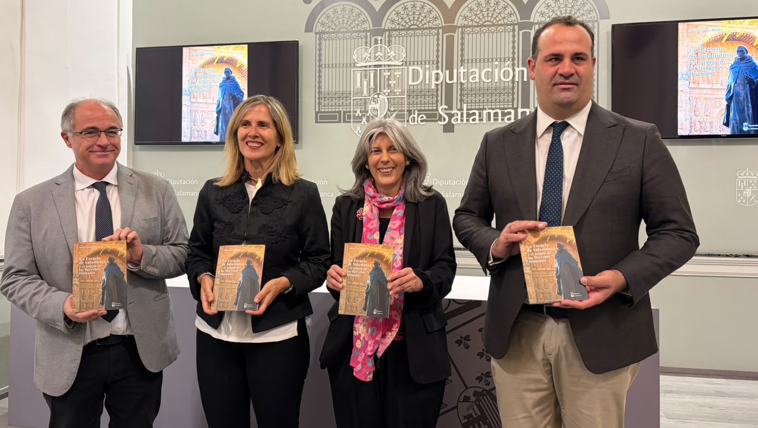 El presidente, David Mingo, presenta el libro junto a la autora