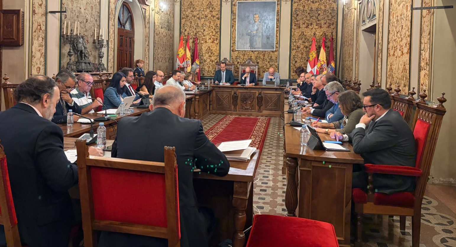 Javier Iglesias formaliza su renuncia a la Presidencia de la Diputación con motivo de su incorporación al Senado