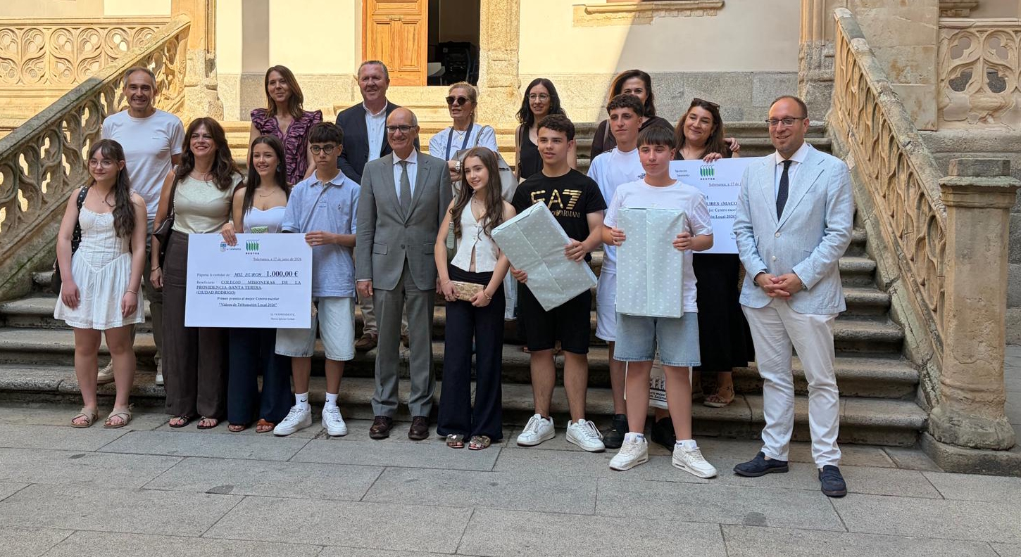 Javier Iglesias junto a los alumnos y centros premiados