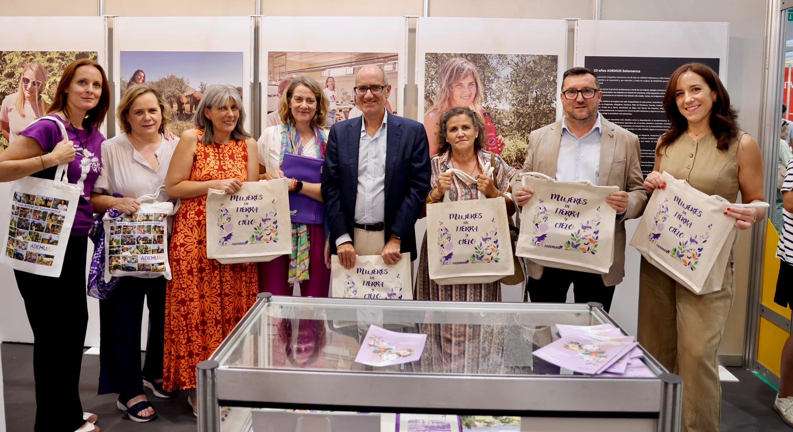 Javier Iglesias visita el stand de ADEMUR