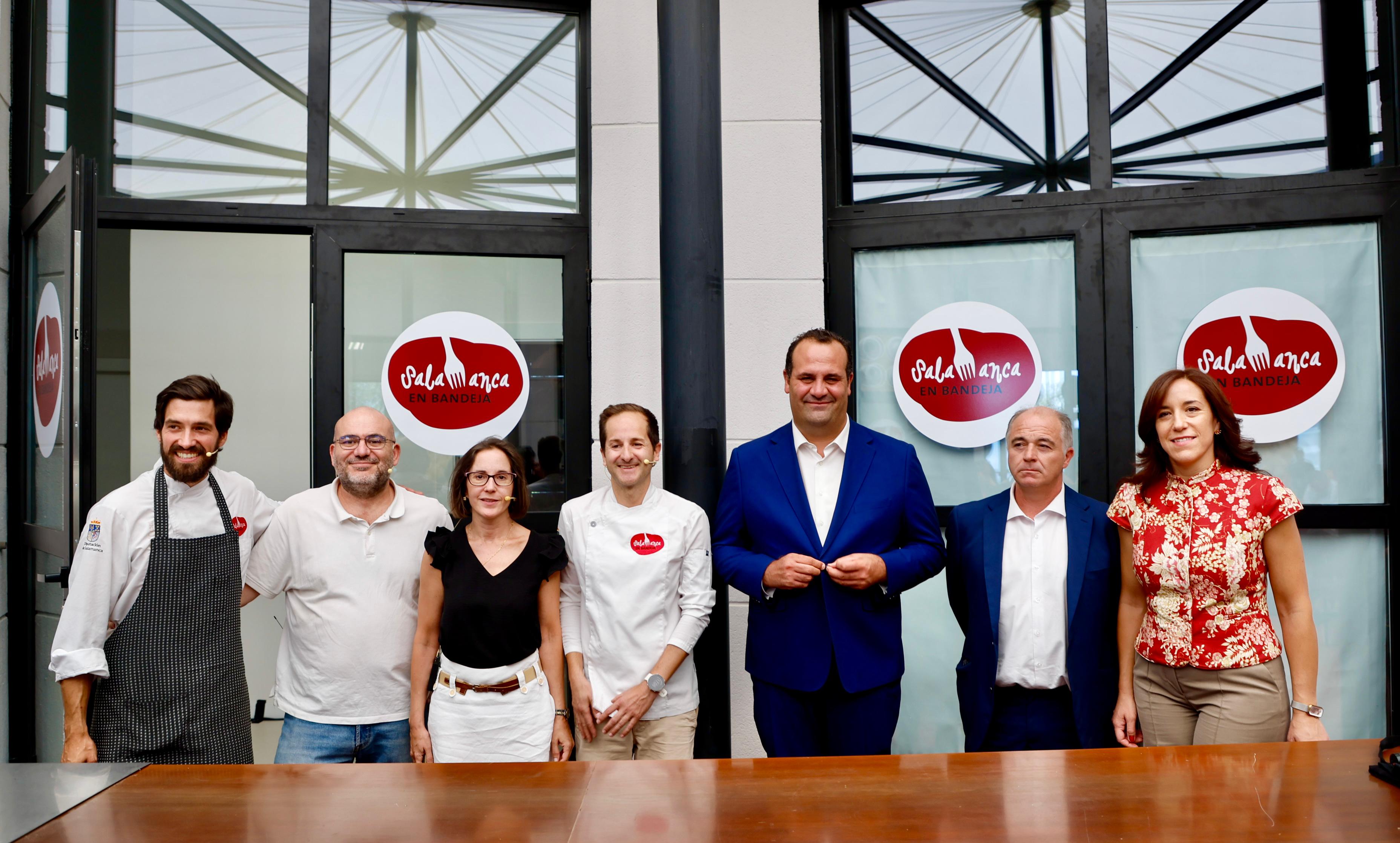 Autoridades y participantes en el primer showcoocking de Salamaq 26