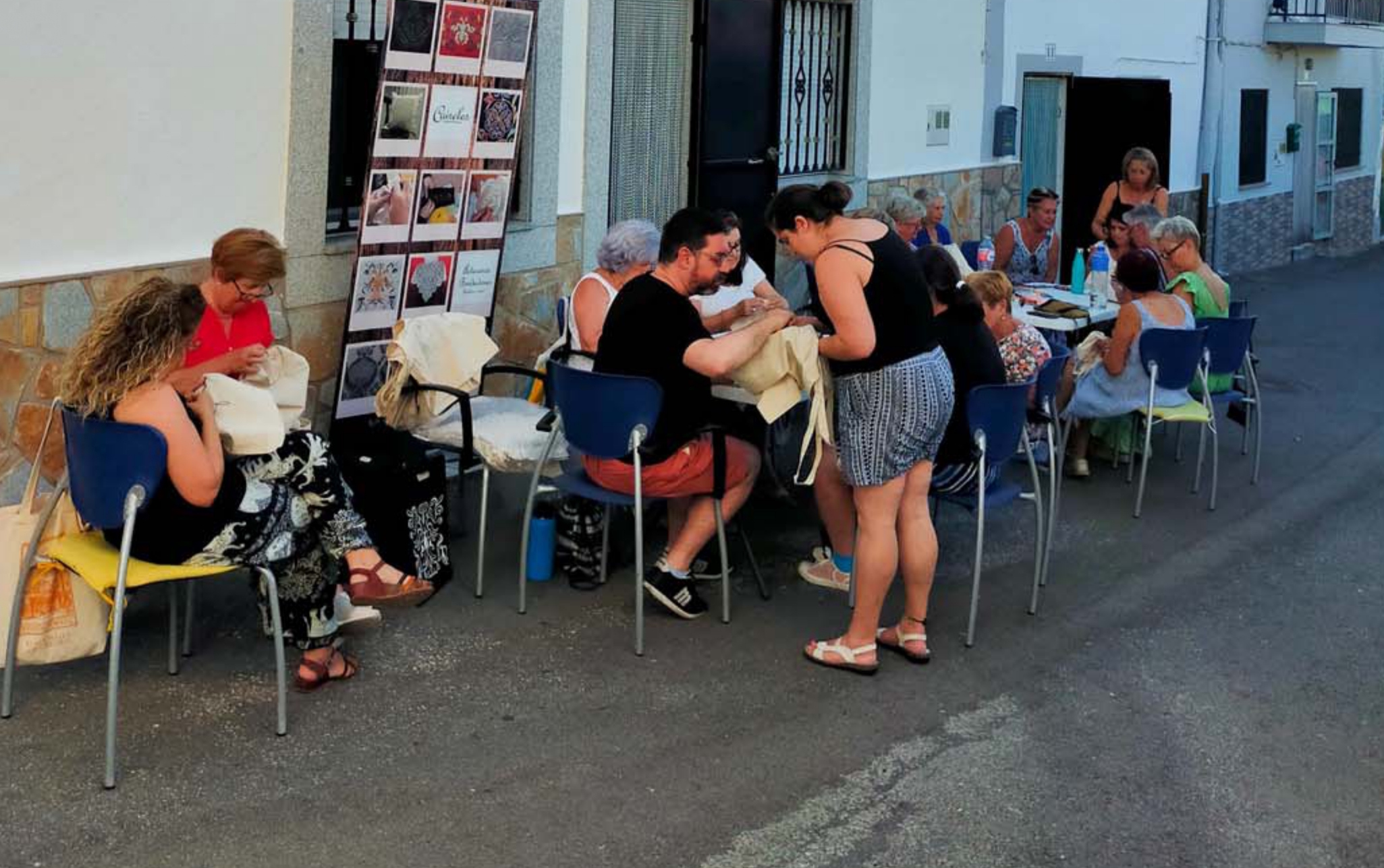 Taller de bordado en un municipio