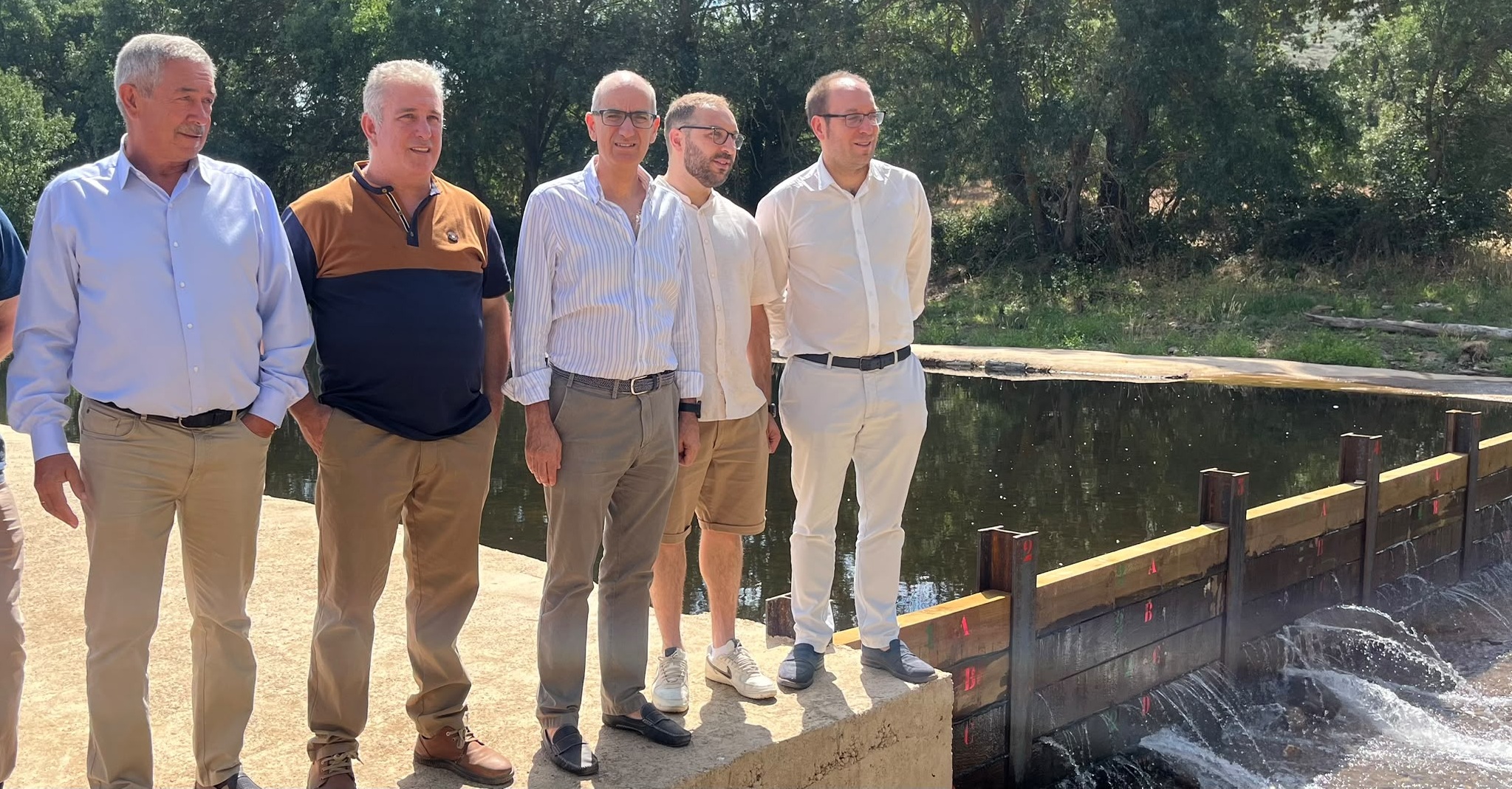 Autoridades en la inauguración de la zona recreativa de La Atalaya.